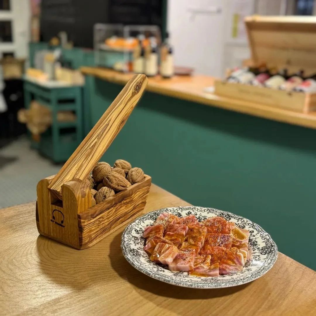 Grazas @xenese_santiago 💚 que disfrutedes do noso crebanoces por moito tempo!!

Lugo en una foto.

Oreja prensada de @embutidos_montepicato cercanías de Lugo. 
Cascanueces elaborado con madera de olivo de @artesania_armaior en Quiroga, en Santiago gracias a @bolesgalicia

📍 Tránsito da Mercé, 6
Reposted from @xenese_santiago