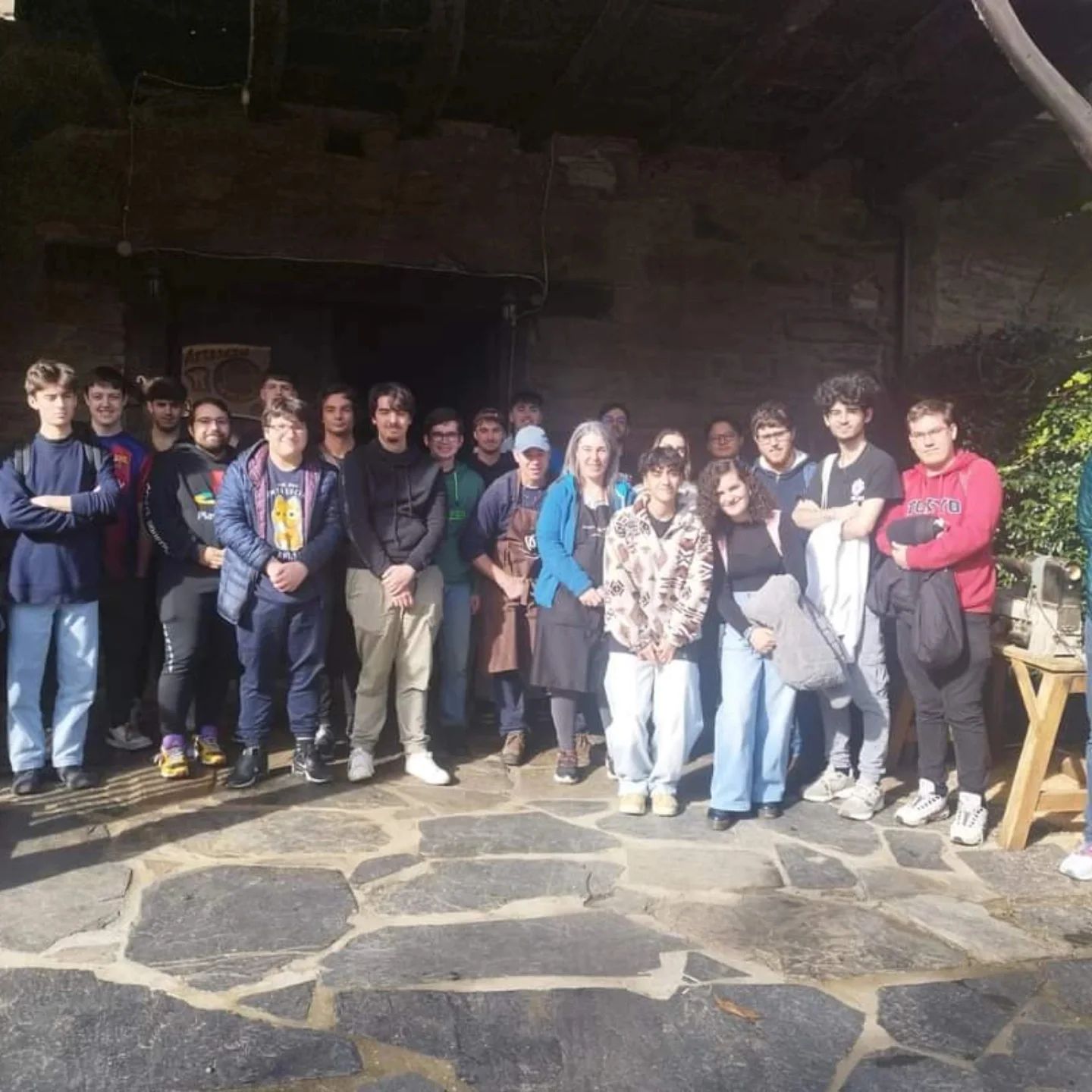 Onte recibimos na nosa casa a unha mestra e os seus alumnos de 3° da Facultade de Xeografía e Historia do Campus de Ourense da @universidadedevigo. Viñeron a coñecer experiencias de emprendemento no territorio do #CourelMountainsUNESCOGlobalGeopark 
Foi un placer que nos escolleran xunto con @caurelor.caurelor e @alvaredos_hobbs_spain 
Grazas💚

#artesania_de_galicia
#artesaniaalimentaria
#ribeirasacrado
