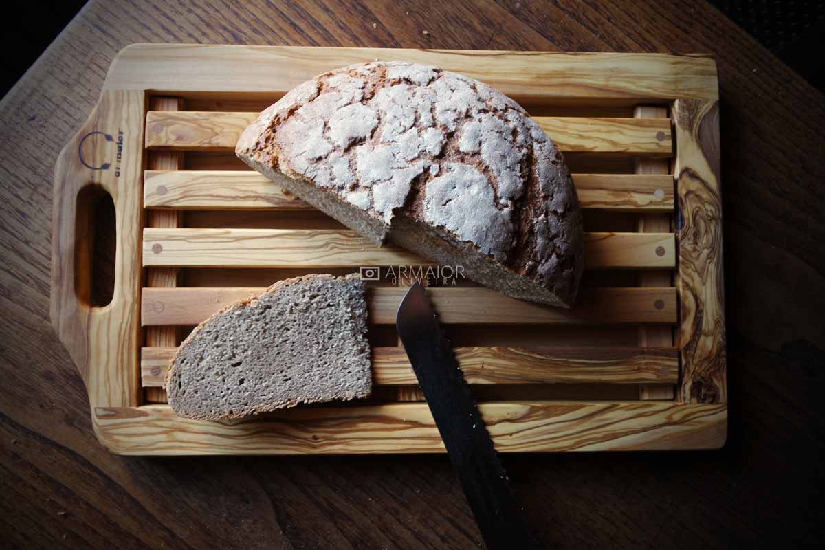 Tabla de cortar pan de madera de olivo con recogedor de migas / Tabla de pan  francés hecha a mano / Regalo gourmet Acabado de cera de abejas GRATIS -   España