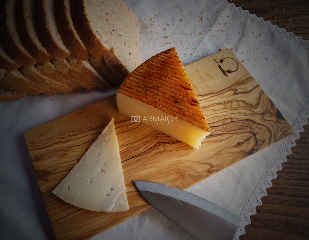 Tabla de queso en madera de olivo de Artesanía Armaior