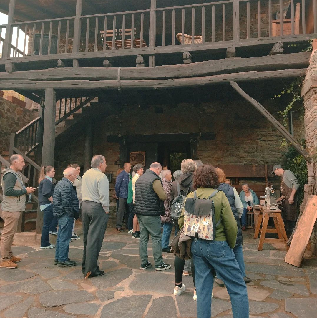 Onte recibimos na nosa casa unha visita guiada dun grupo de vecinos de Guitiriz os que lles amosamos que bonita é a madeira de Oliveira.💚💚
Moitas grazas a @spain_trips por axudarnos a dar a coñecer a @artesania_de_galicia