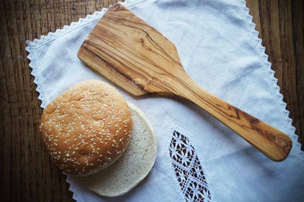 Pala hamburguesa hecha a mano en madera de olivo