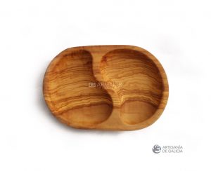Plato de aperitivos hecho a mano en madera de olivo