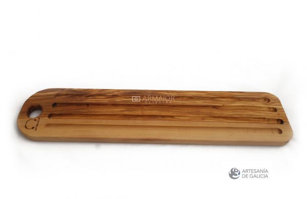 Tabla de pan para barra hecha a mano en madera de olivo.